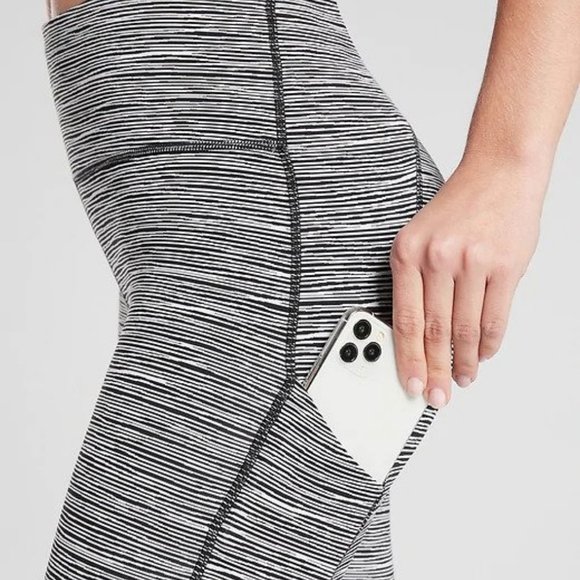 Athleta Ultimate Linear Lines Capri XS Black/White - Picture 4 of 5